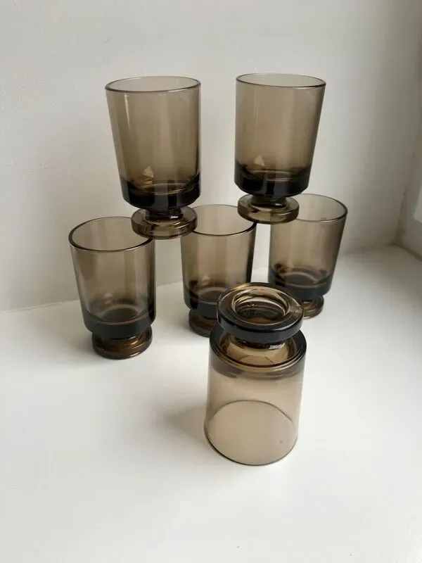 Illustration numéro 5 du produit Lot de 6 verres à liqueur en verre fumé design années 70