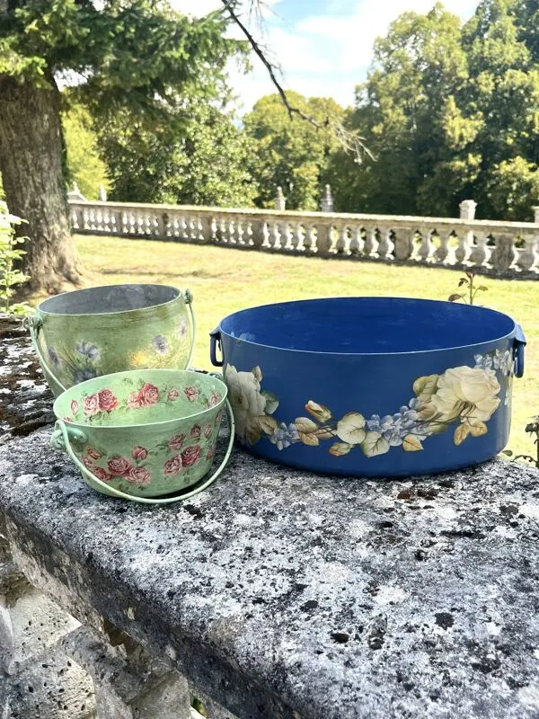 Illustration numéro 5 du produit Ensemble de pots de fleurs en métal peint, jardinières en tôle florale, pot en jarre de style français.