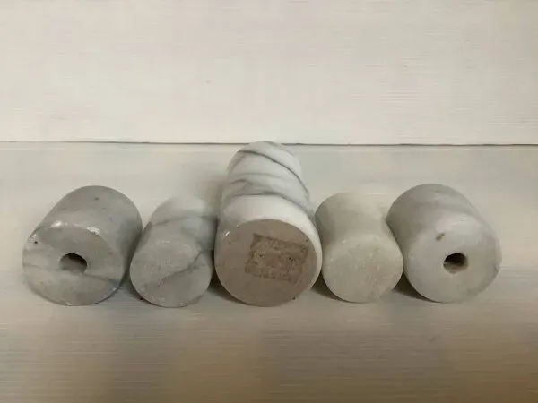 Illustration numéro 5 du produit Cinq bougeoirs en marbre