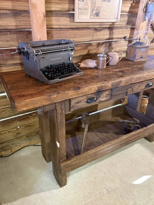 Illustration numéro 5 du produit Ancien établi/console rénové – pièce unique pleine de caractère