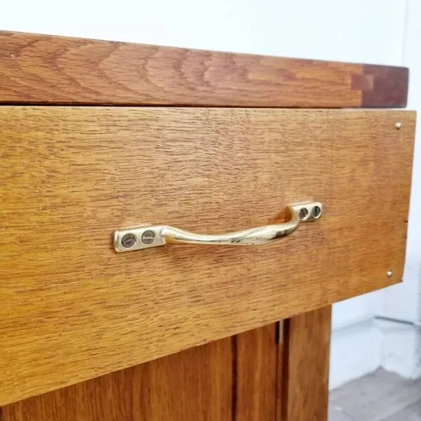 Illustration numéro 5 du produit Buffet billot établi en chêne massif