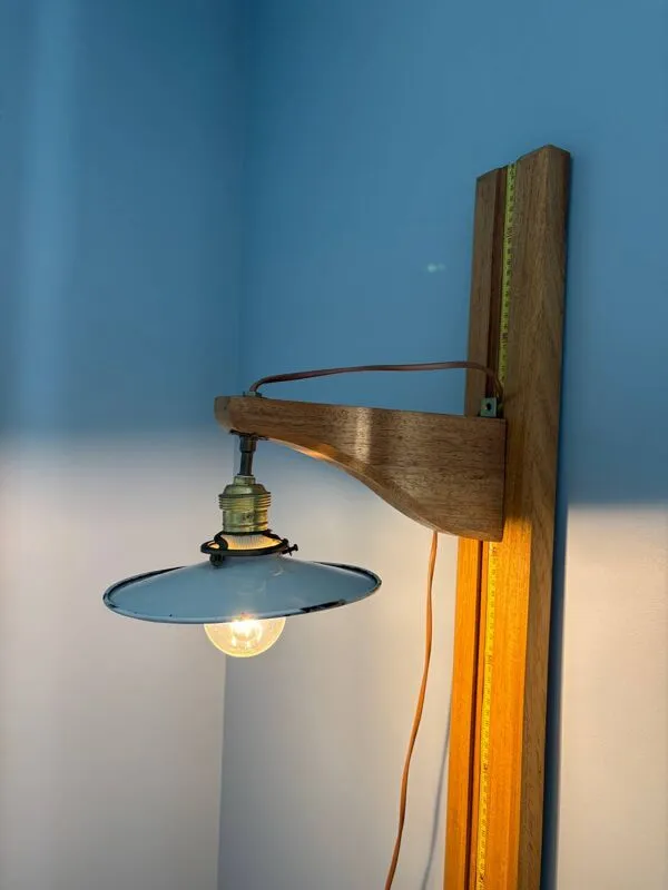 Illustration numéro 5 du produit Lampadaire sculpturale - ancienne toise médicale détournée - unique