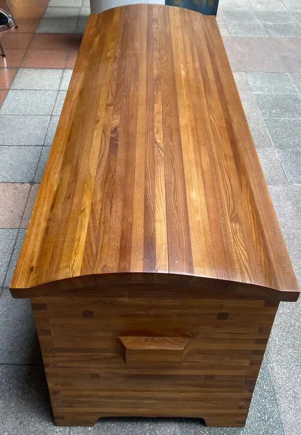 Illustration numéro 5 du produit Coffre R25 en orme de Pierre Chapo, années 70