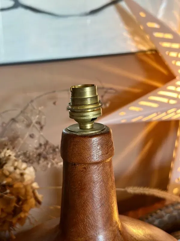 Illustration numéro 5 du produit Dame-Jeanne en cuir. Une lampe vintage unique, alliant histoire et élégance