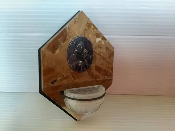 Illustration numéro 5 du produit Ancien bénitier en marbre