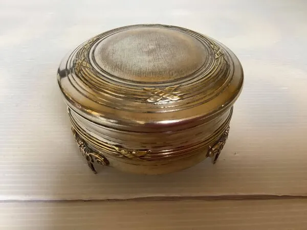 Illustration numéro 5 du produit Ancienne boîte tripode métal argenté style Louis XVI