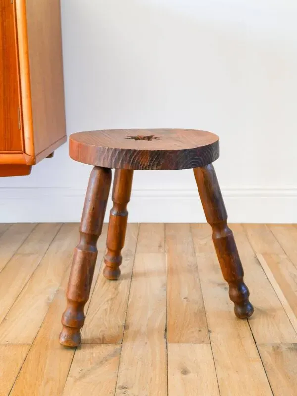 Illustration numéro 5 du produit Tabouret tripode en bois avec étoile, Brutaliste, Style Populaire, 1950