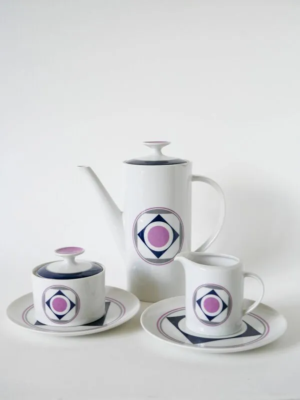 Illustration numéro 5 du produit Ensemble composé d'une théière, sucrier et pot à lait, Allemagne 1970