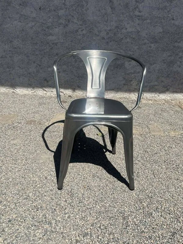 Illustration numéro 5 du produit 4 chaises en métal de style industriel