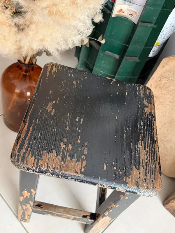 Illustration numéro 5 du produit Tabouret en bois massif à patine noire usée