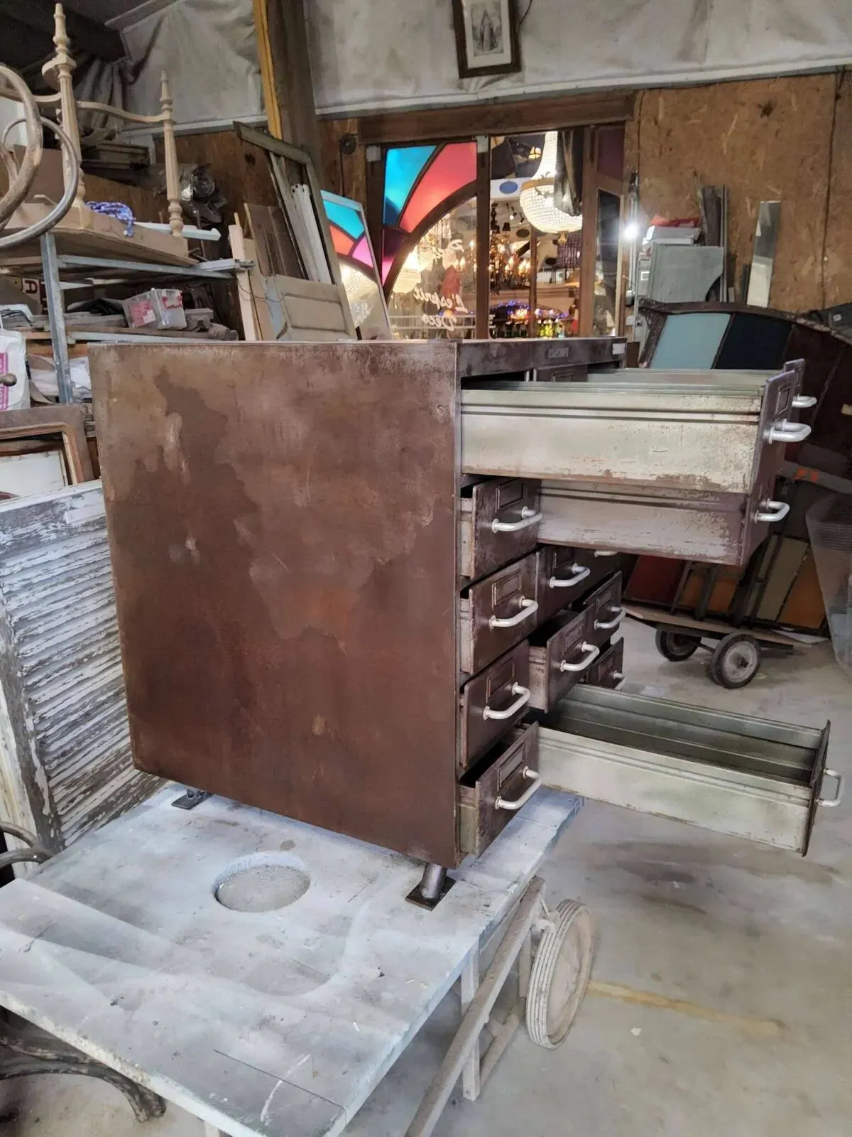 Illustration numéro 5 du produit Meuble de métiers en métal