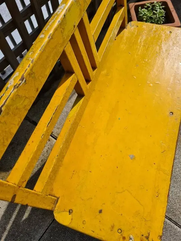 Illustration numéro 5 du produit Banc d'écolier en bois jaune, années 60