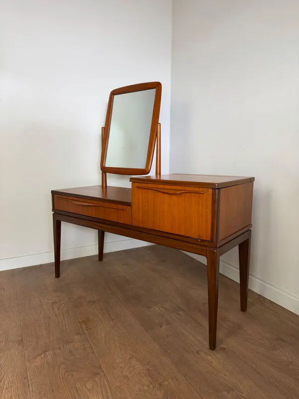 Illustration numéro 5 du produit Coiffeuse scandinave en teck avec miroir orientable – Années 60