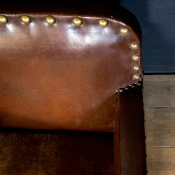 Illustration numéro 5 du produit Fauteuil club antique en tissu de cuir
