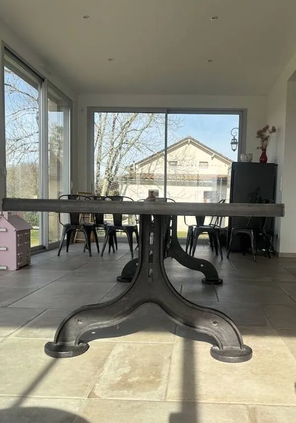 Illustration numéro 5 du produit Table à manger industrielle acier et fonte