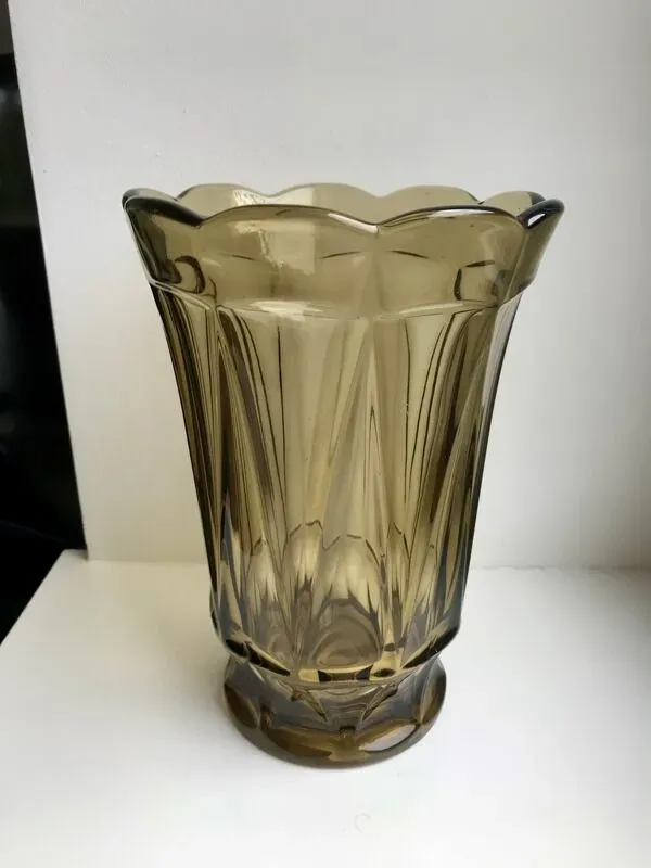 Illustration numéro 5 du produit Vase en verre fumé années 70