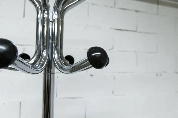 Illustration numéro 5 du produit Portemanteaux 12 patères chrome et plastique noir 1960 2m