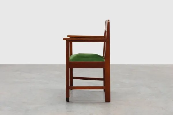 Illustration numéro 5 du produit Chaise latérale en chêne et velours de l'école d'Amsterdam, Pays-Bas, années 1920.