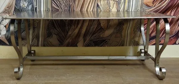 Illustration numéro 5 du produit Table basse en métal riveté, style Jansen