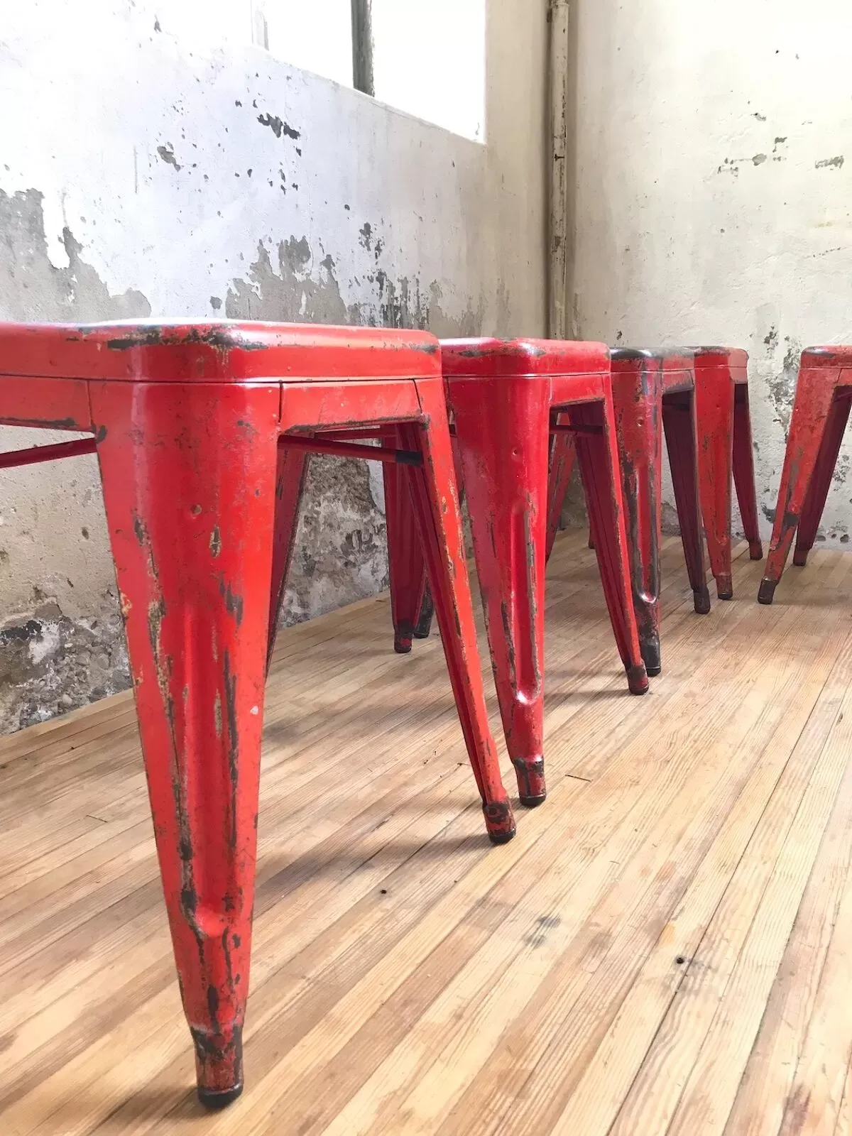 Illustration numéro 5 du produit Tabouret industriel Tolix rouge en métal