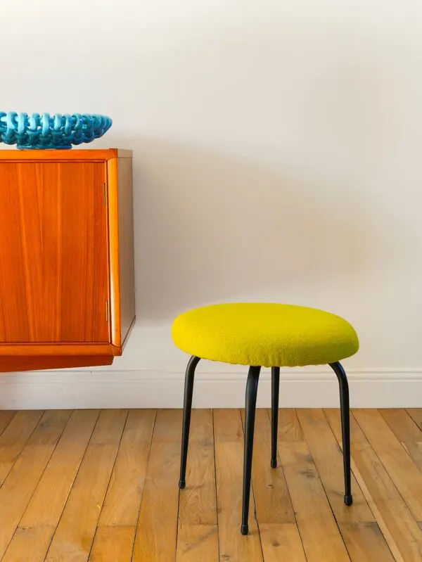 Illustration numéro 5 du produit Tabouret en fer noir et laine bouillie, vert, 1960