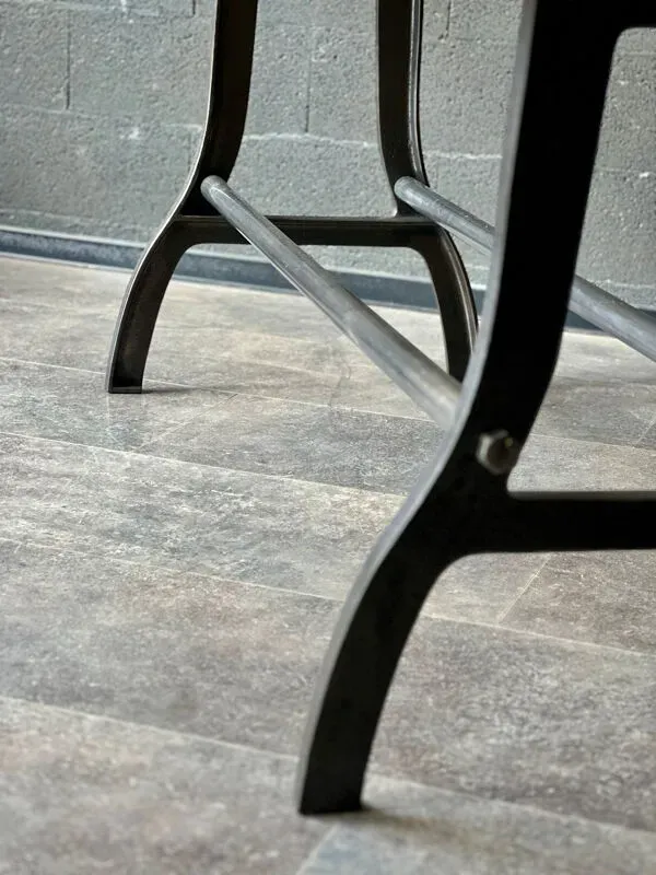 Illustration numéro 5 du produit Table industrielle pieds fonte