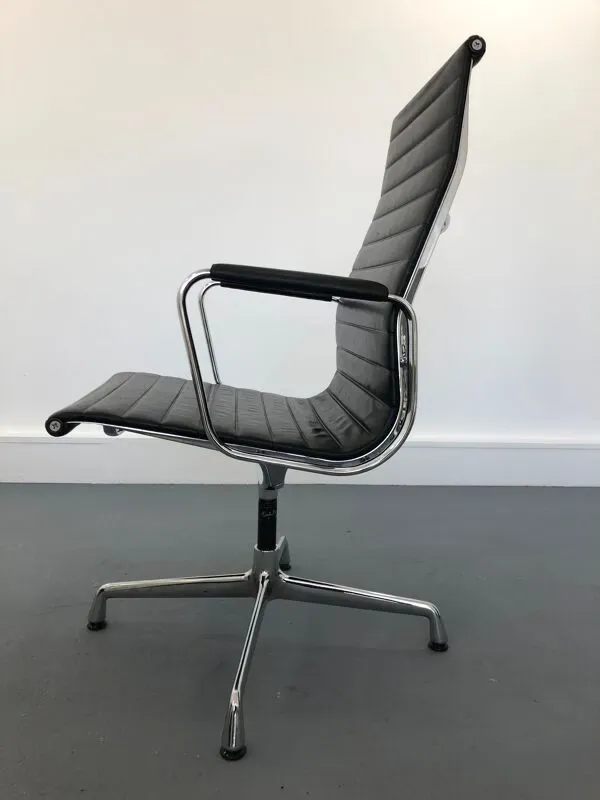 Illustration numéro 5 du produit Fauteuil en cuir noir Ea-109 par Charles Eames pour Vitra