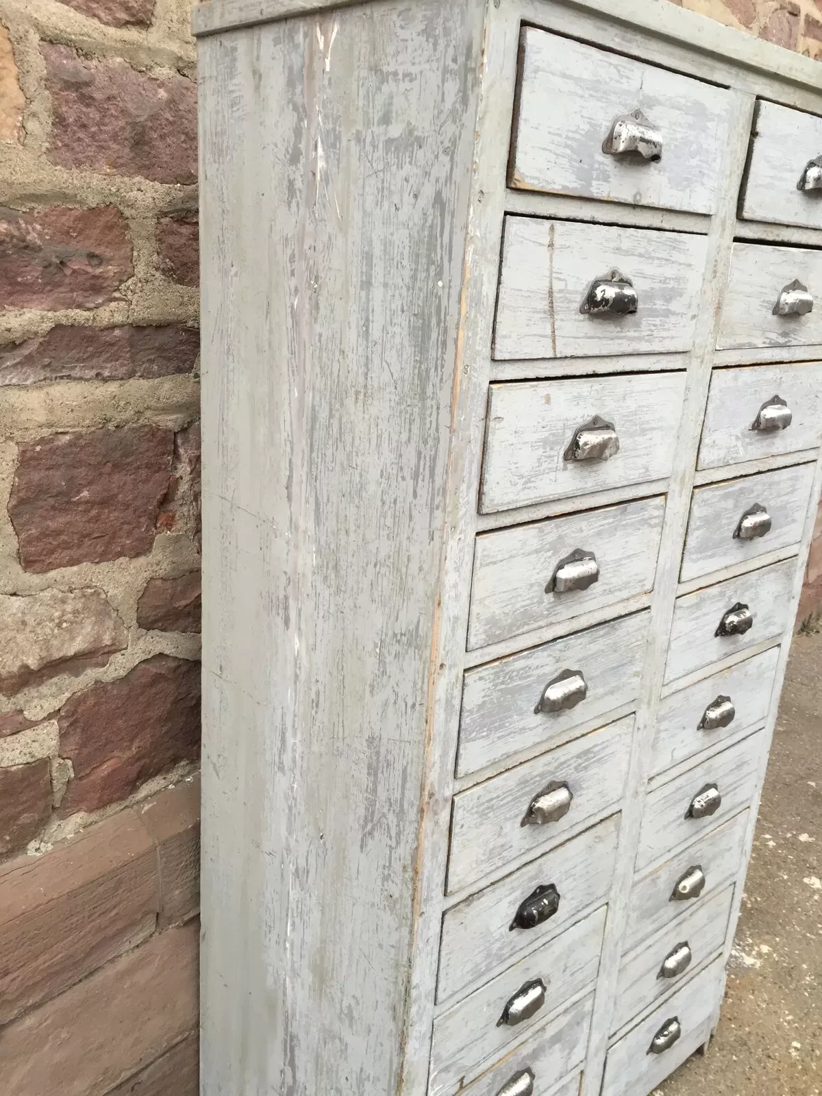 Illustration numéro 5 du produit Meuble d'atelier industriel à tiroirs vintage 1930