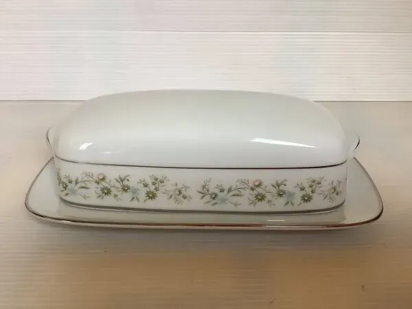 Illustration numéro 5 du produit Beurrier à cloche noritake modèle Savannah