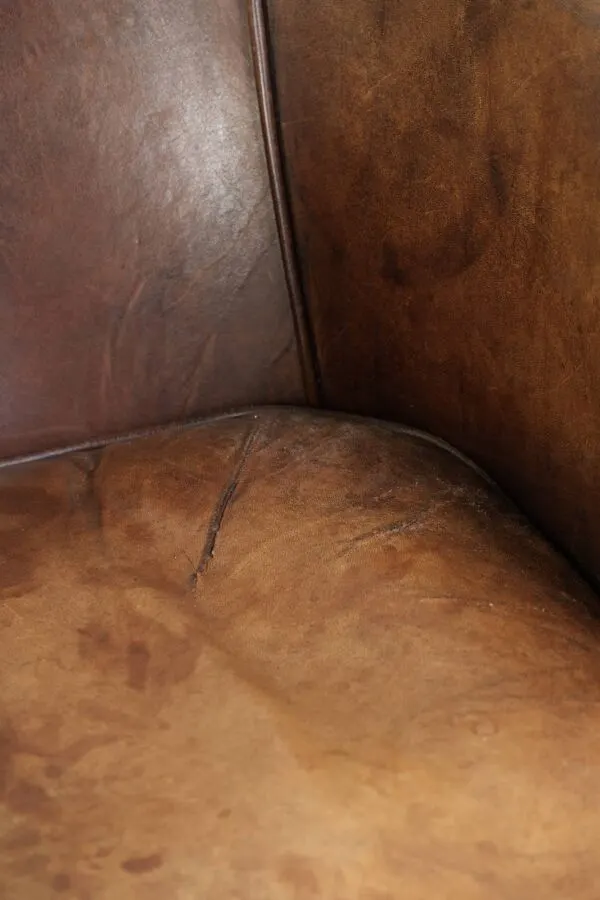 Illustration numéro 5 du produit Fauteuil club en peau de mouton couleur cognac avec un look vintage de style anglais.