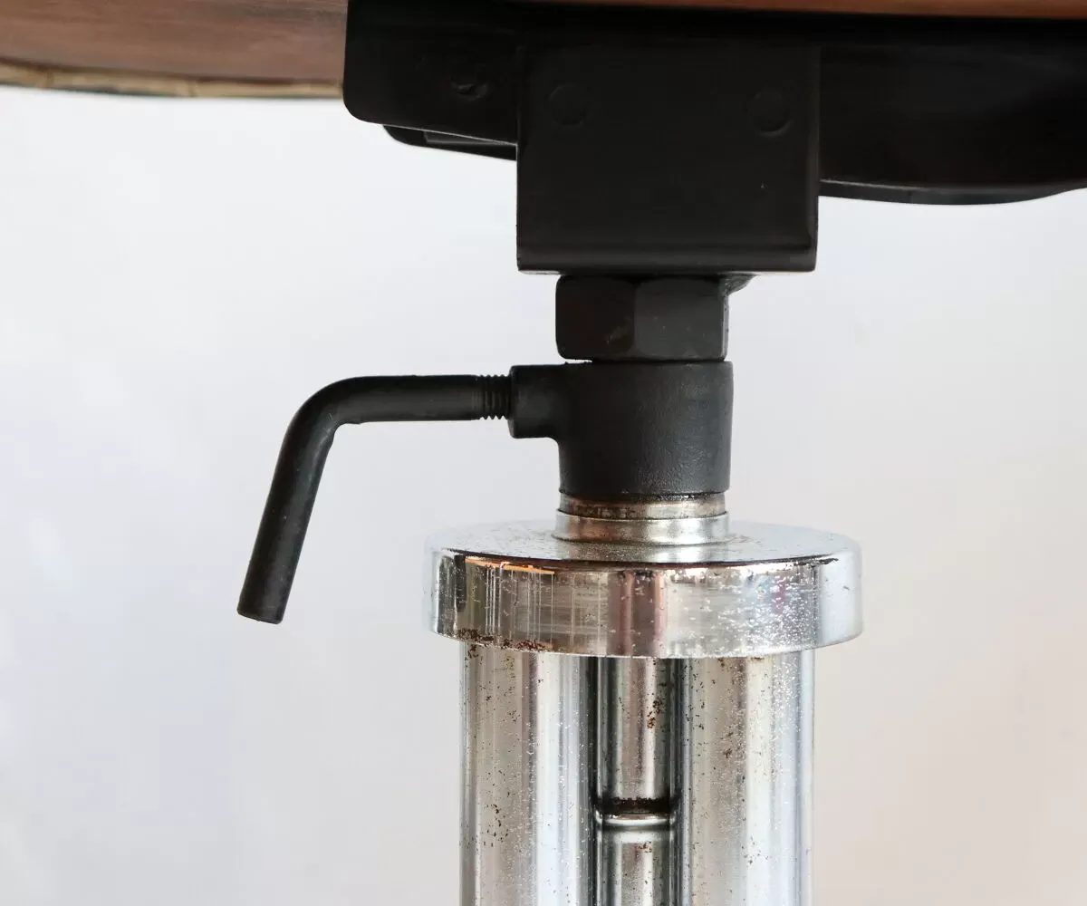 Illustration numéro 5 du produit Paire de chaises d'atelier des années 50 en acier chromé et simili cuir