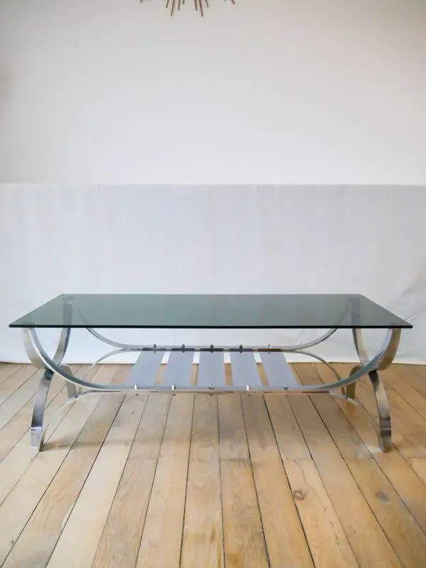 Illustration numéro 5 du produit table basse rectangulaire en verre fumé et chrome double plateaux Design 1970