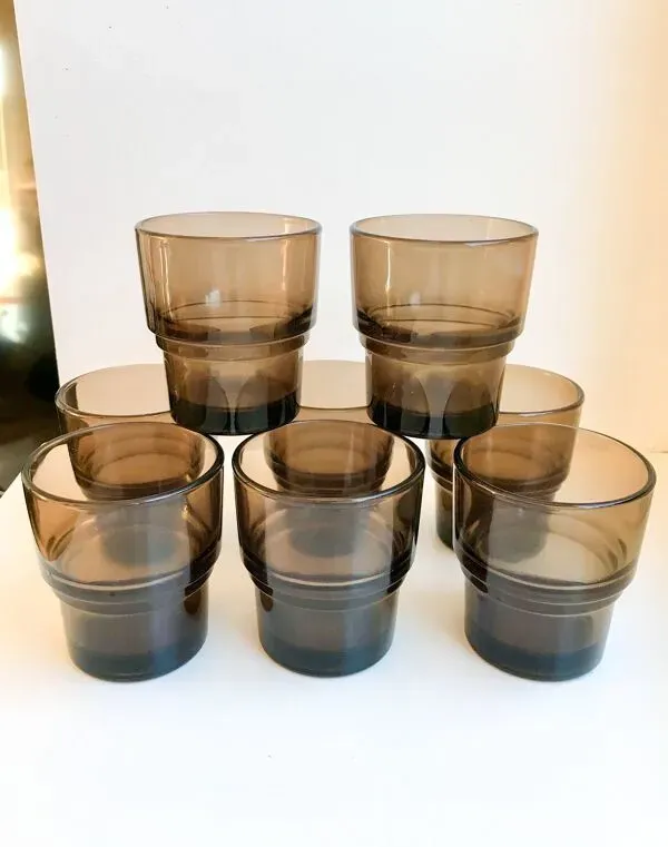 Illustration numéro 5 du produit lot de 8 verres en verre fumé Vereco Made in France années 70
