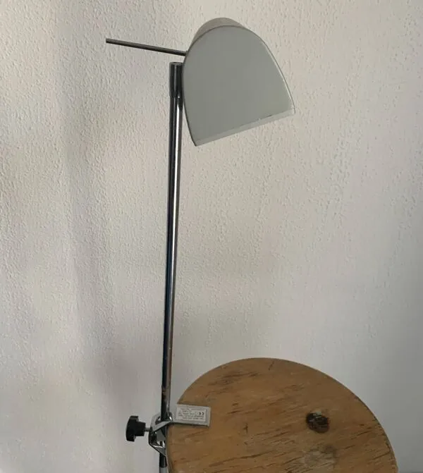 Illustration numéro 5 du produit Lampe grise et chromée, 1980