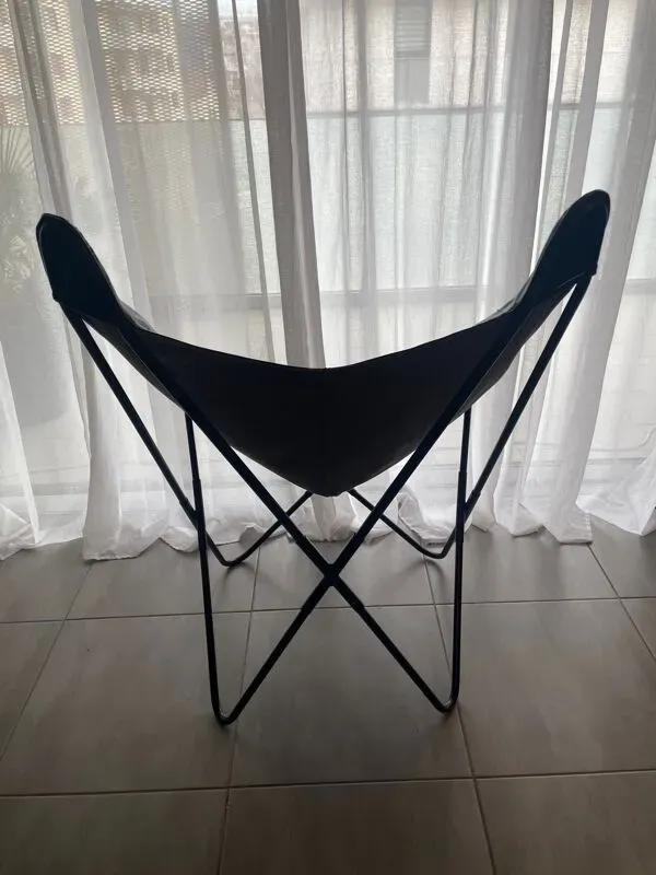 Illustration numéro 5 du produit Fauteuil papillon en similicuir en parfait état