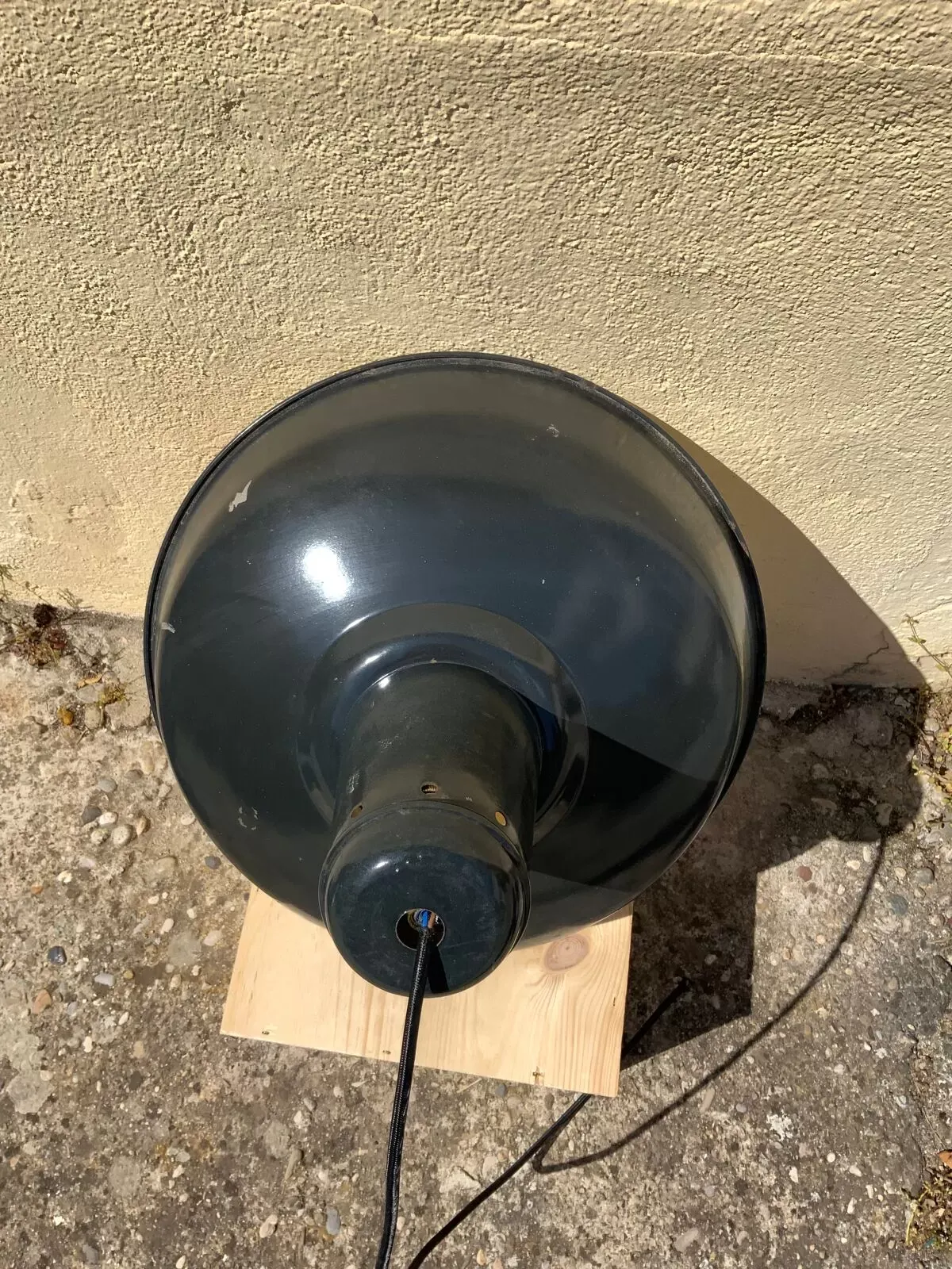 Illustration numéro 5 du produit Trois suspensions industrielles en tôle émaillée noire et blanche