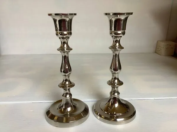 Illustration numéro 5 du produit Paire de bougeoirs argentés en métal