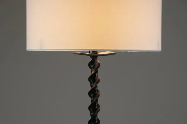 Illustration numéro 5 du produit Lampadaire brutaliste en métal noir torsadé