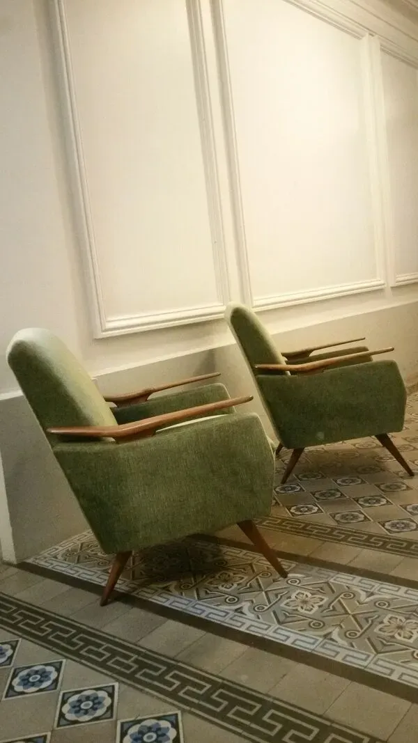 Illustration numéro 5 du produit Fauteuil club en tissu avec accoudoirs en teck années 50 60