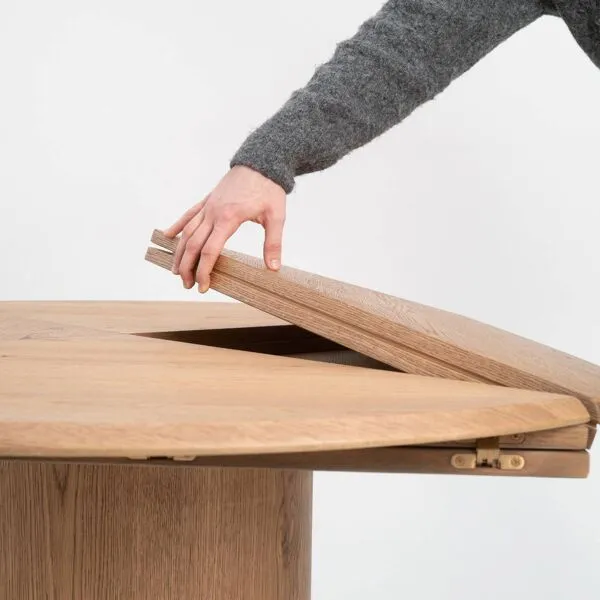 Illustration numéro 5 du produit Table ronde/carrée en chêne naturel