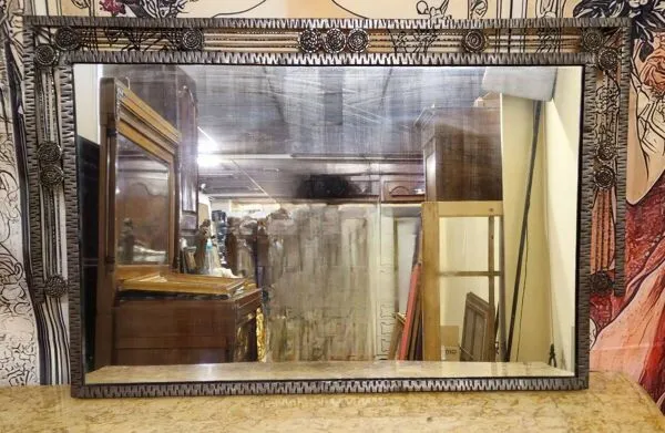 Illustration numéro 5 du produit Grand miroir époque Art Déco en fer martelé – Décor géométrique à rosaces