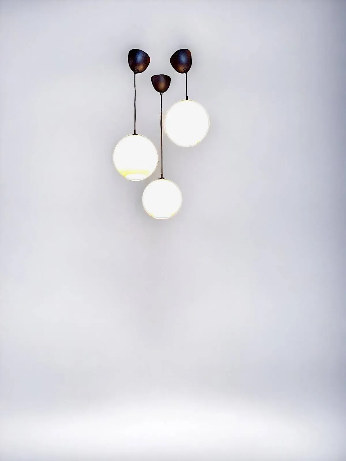 Illustration numéro 5 du produit Suspension boule en opaline blanche vintage