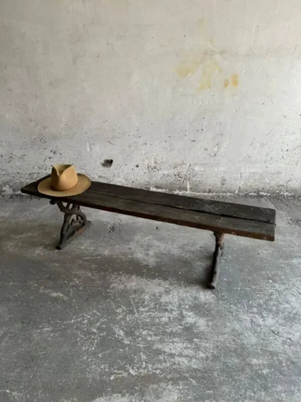 Illustration numéro 5 du produit Banc de jardin ancien avec pieds en fonte et assise en bois patiné