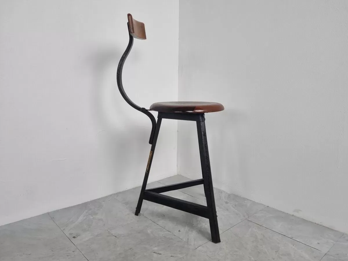 Illustration numéro 5 du produit Tabouret industriel vintage, années 1950