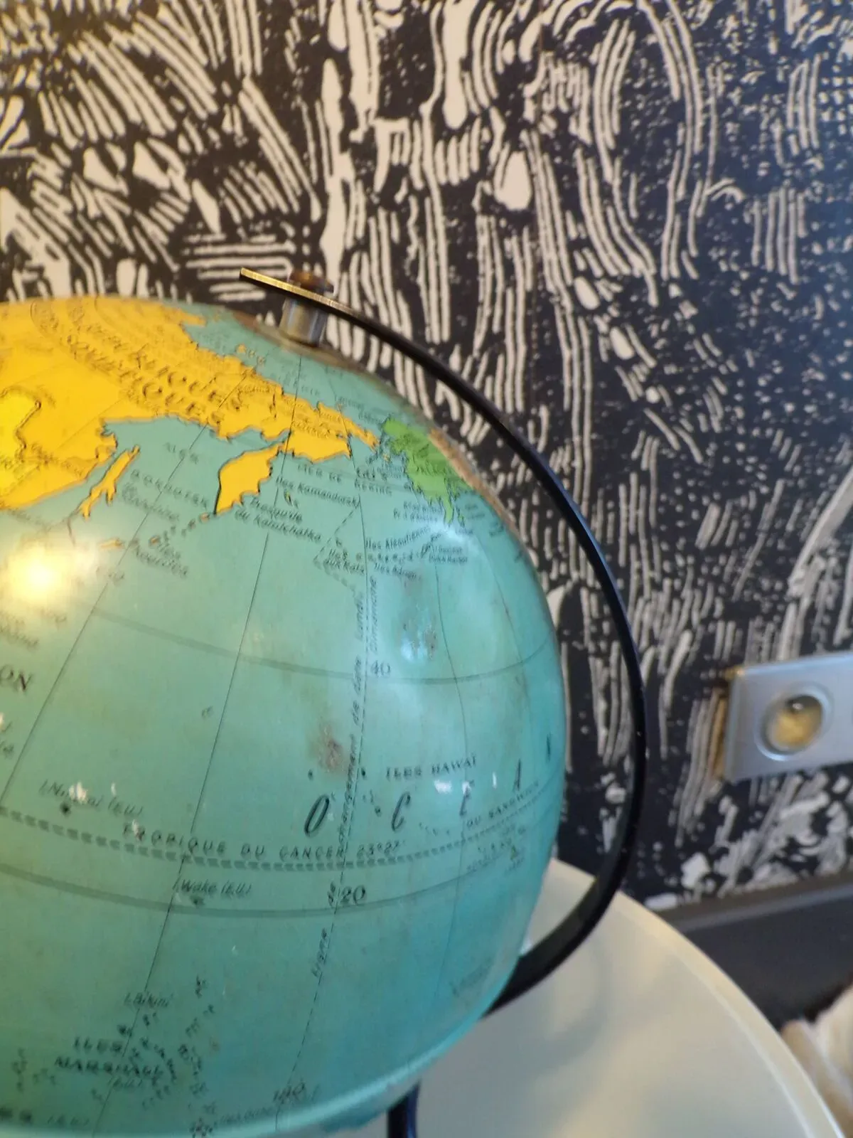 Illustration numéro 5 du produit Globe terrestre Taride vintage en tôle années 1960