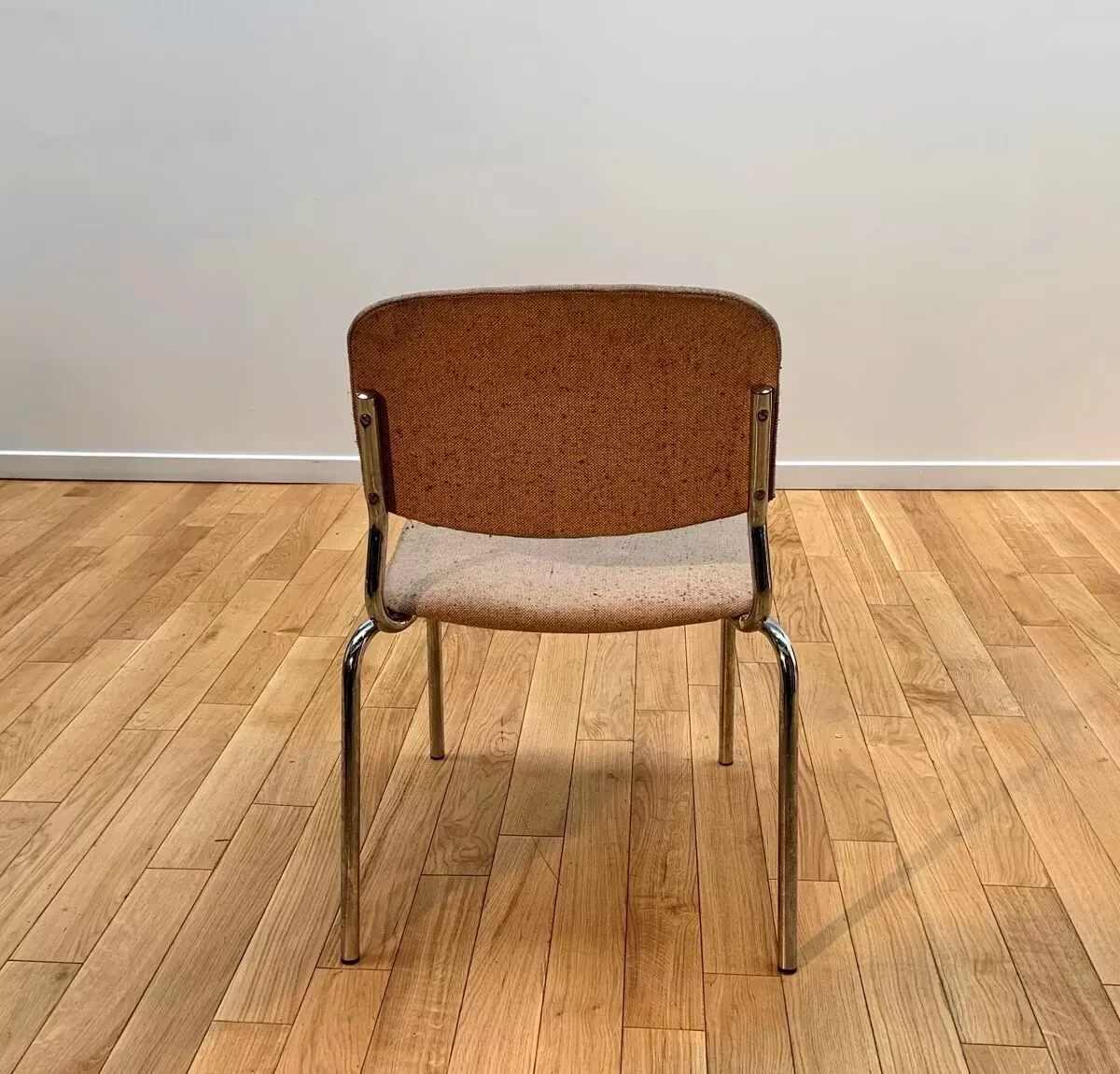 Illustration numéro 5 du produit Chaise vintage laine