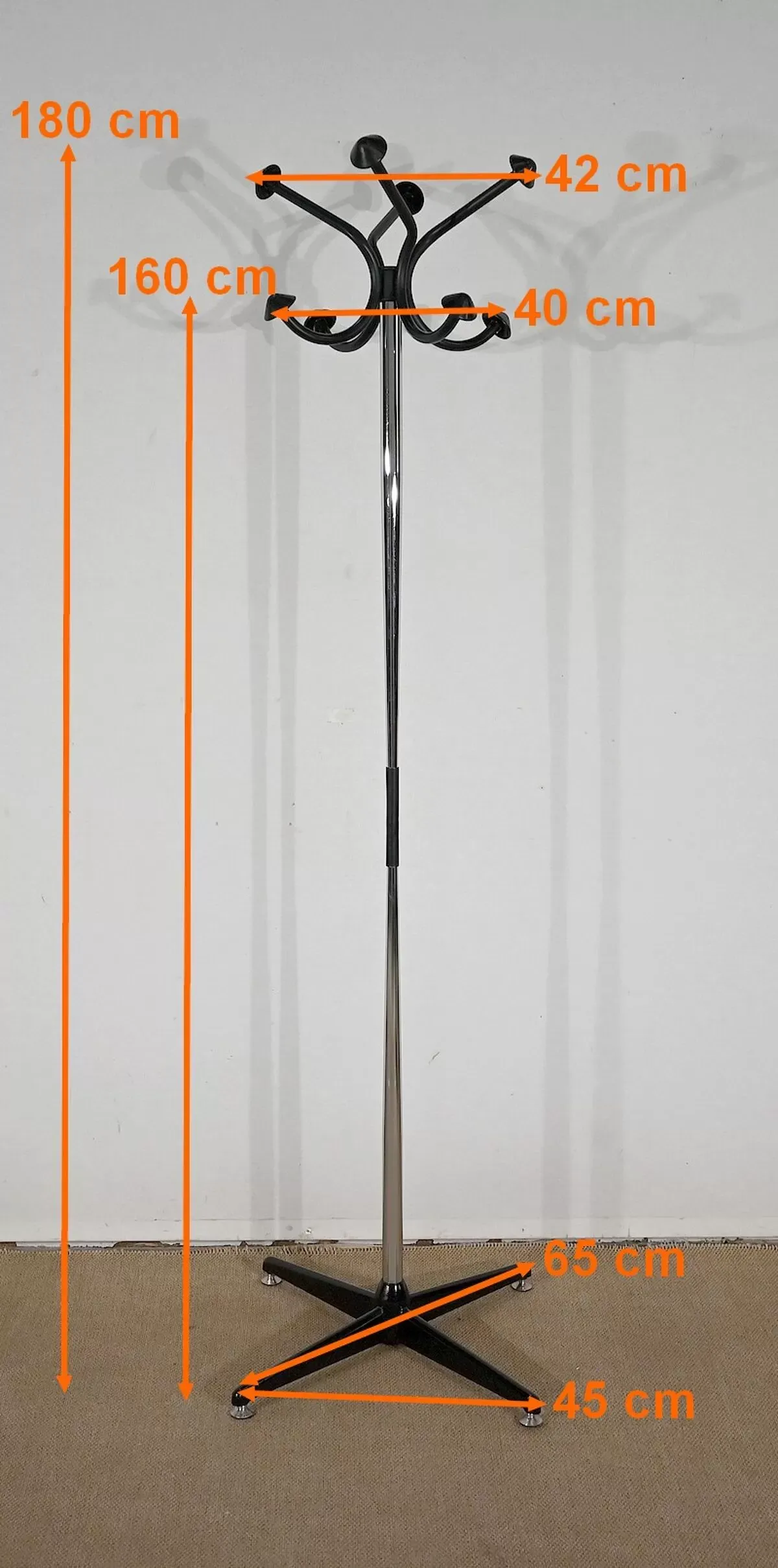 Illustration numéro 5 du produit Porte-manteaux pivotant en métal chromé - 1960