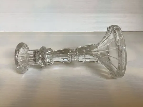 Illustration numéro 5 du produit Paire de bougeoirs en verre moulé