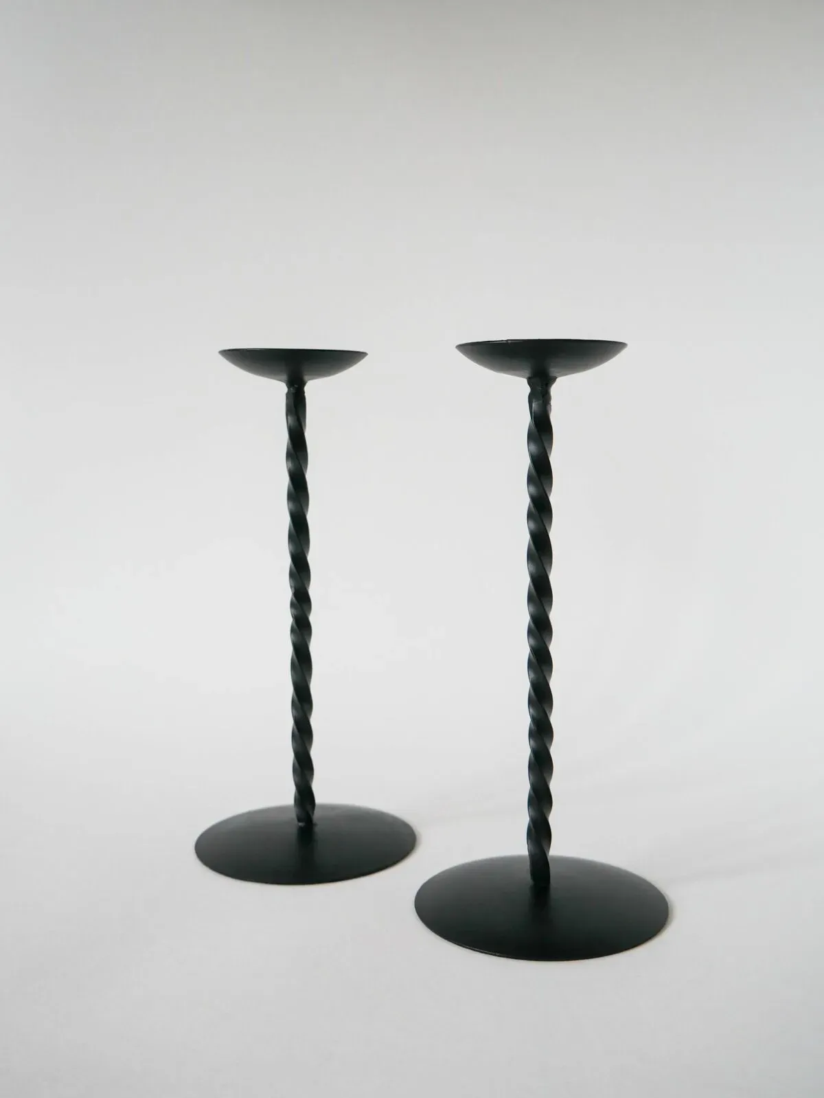 Illustration numéro 5 du produit Paire de bougeoirs en fer forgé, Brutaliste, 1970