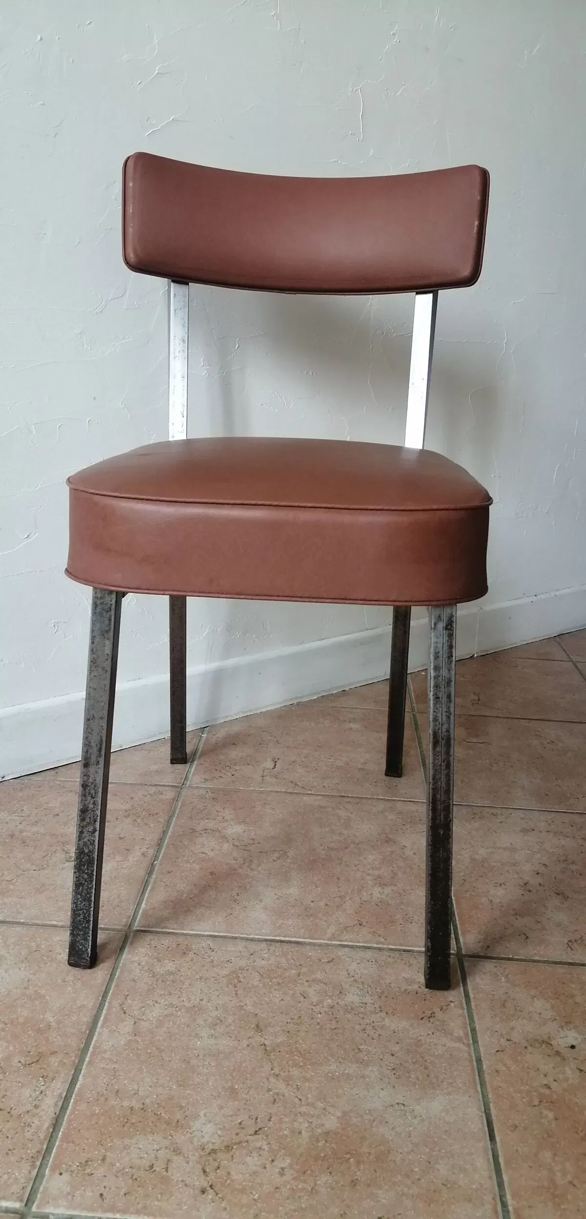 Illustration numéro 5 du produit Chaise de bureau industriel ,vintage